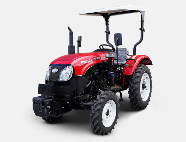 Trator YTO modelo ESK304 com capota, pintura vermelha e rodas robustas, exibido em ambiente externo com vegetação ao fundo.
