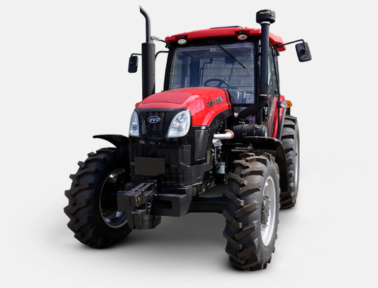 Trator YTO modelo EX854 com cabine fechada, carroceria vermelha e rodas robustas, exibido em fundo neutro. Apresenta design moderno com faróis duplos, escapamento alto e estrutura reforçada para trabalho rural.