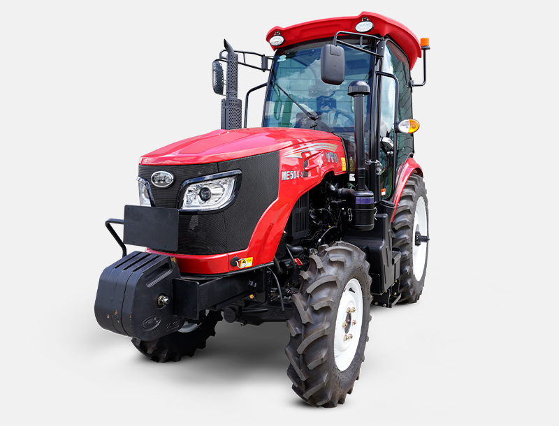 Trator YTO modelo ME504‑5 com cabine fechada, pintura vermelha e rodas de tração média, exibido sobre fundo branco. Equipado com faróis frontais, escapamento vertical e estrutura compacta para uso em lavouras menores.