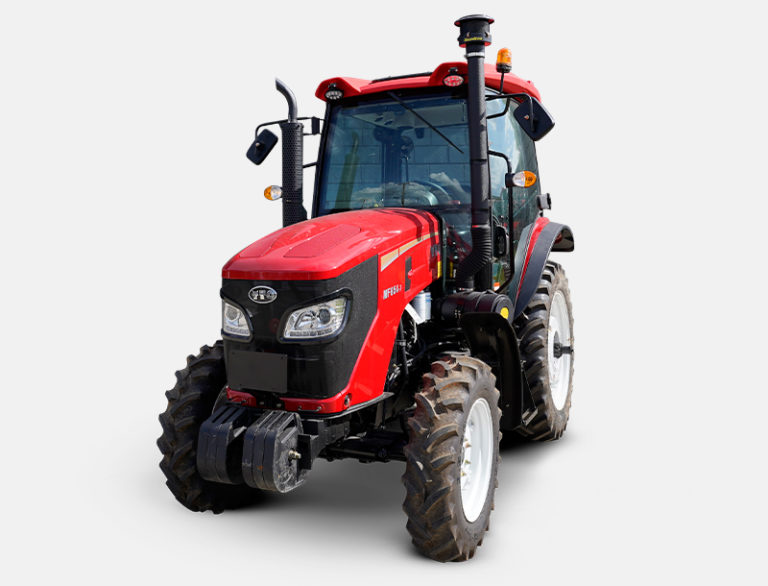 Trator YTO modelo MF654‑7 com cabine fechada, pintura vermelha vibrante e pneus robustos, apresentado contra fundo branco. O veículo agrícola possui design compacto, escapamento elevado e estrutura reforçada ideal para uso no campo.