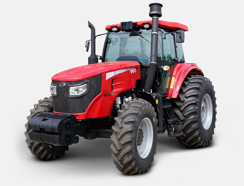Trator YTO modelo NLX1404 com cabine fechada, carroceria vermelha e rodas de grande tração, exibido contra fundo branco e vermelho. Equipado com faróis modernos, escapamento vertical e estrutura robusta, ideal para uso agrícola intensivo.
