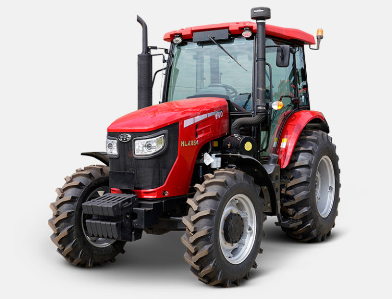 Trator YTO modelo NLX854 com cabine fechada, pintura vermelha vibrante e pneus robustos para terreno agrícola, exibido sobre fundo branco.
