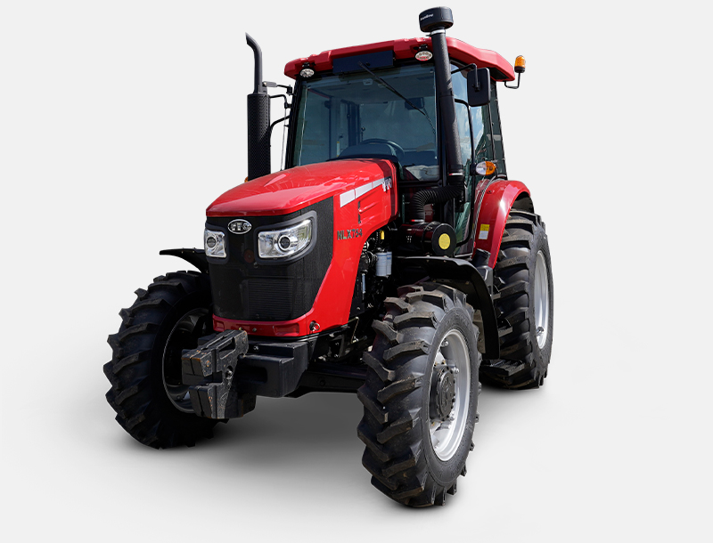 Trator YTO modelo NLX754 com cabine fechada, pintura vermelha brilhante e rodas robustas, mostrado em ambiente externo. Apresenta design resistente e versátil para uso agrícola.