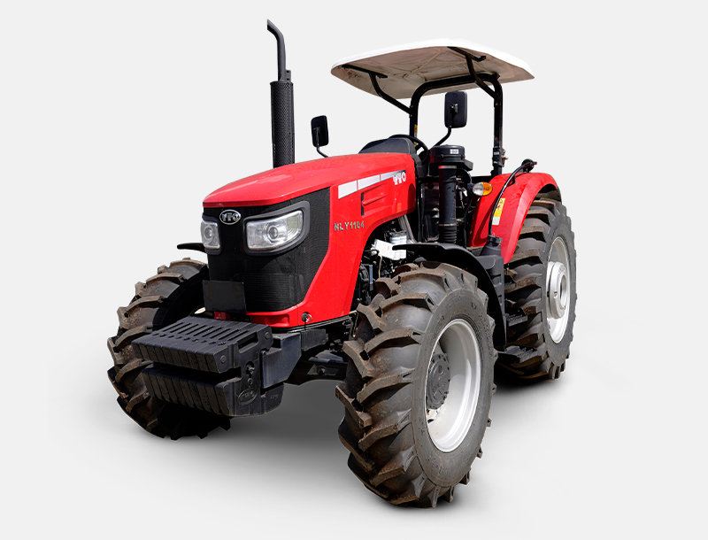Trator YTO modelo NLY1104 com cabine fechada, pintura vermelha e rodas robustas, posicionado em fundo branco. Apresenta faróis frontais duplos, escapamento elevado e design robusto para tarefas agrícolas.
